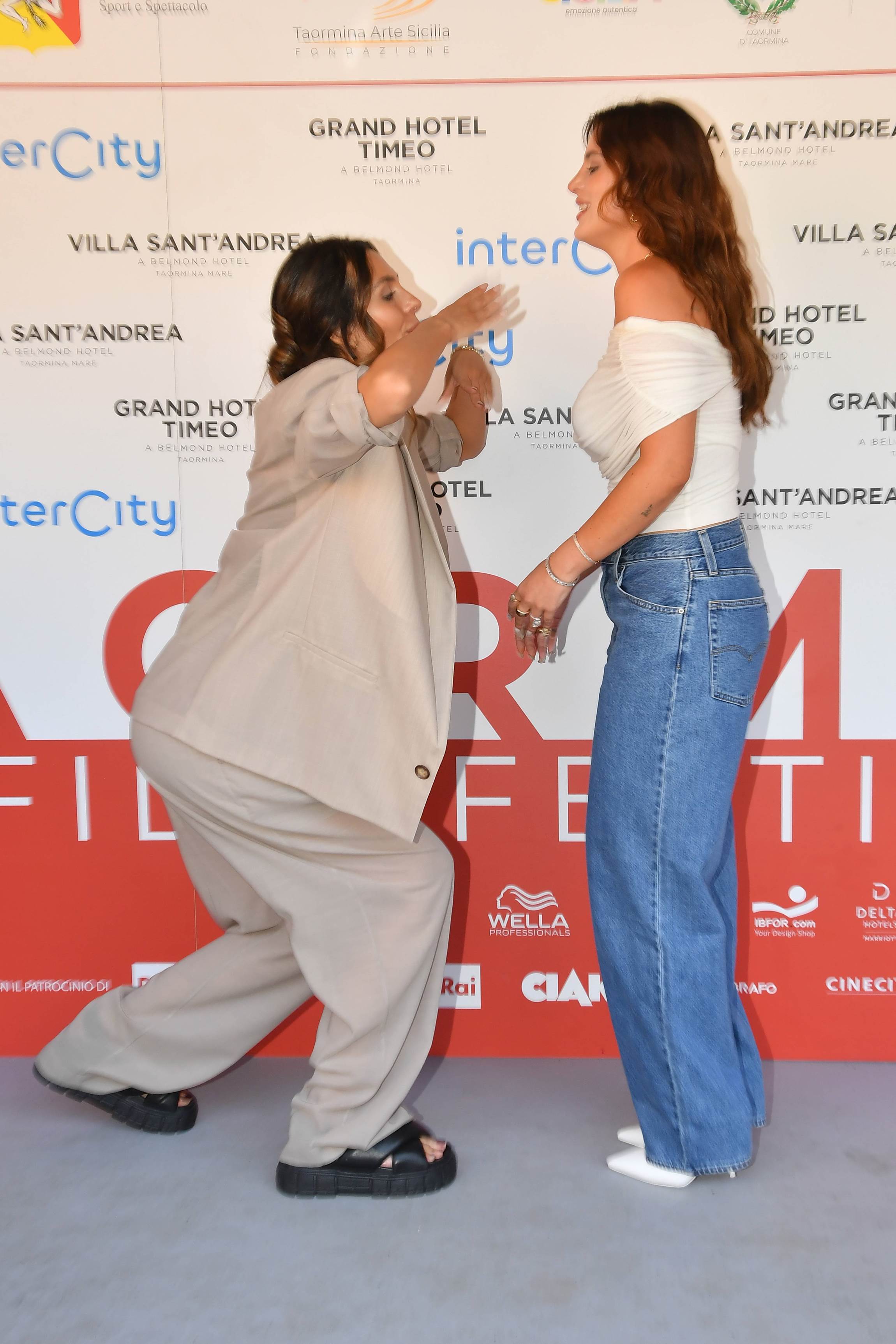 bellathornedaily_taorminaff_photocall_288929.jpg
