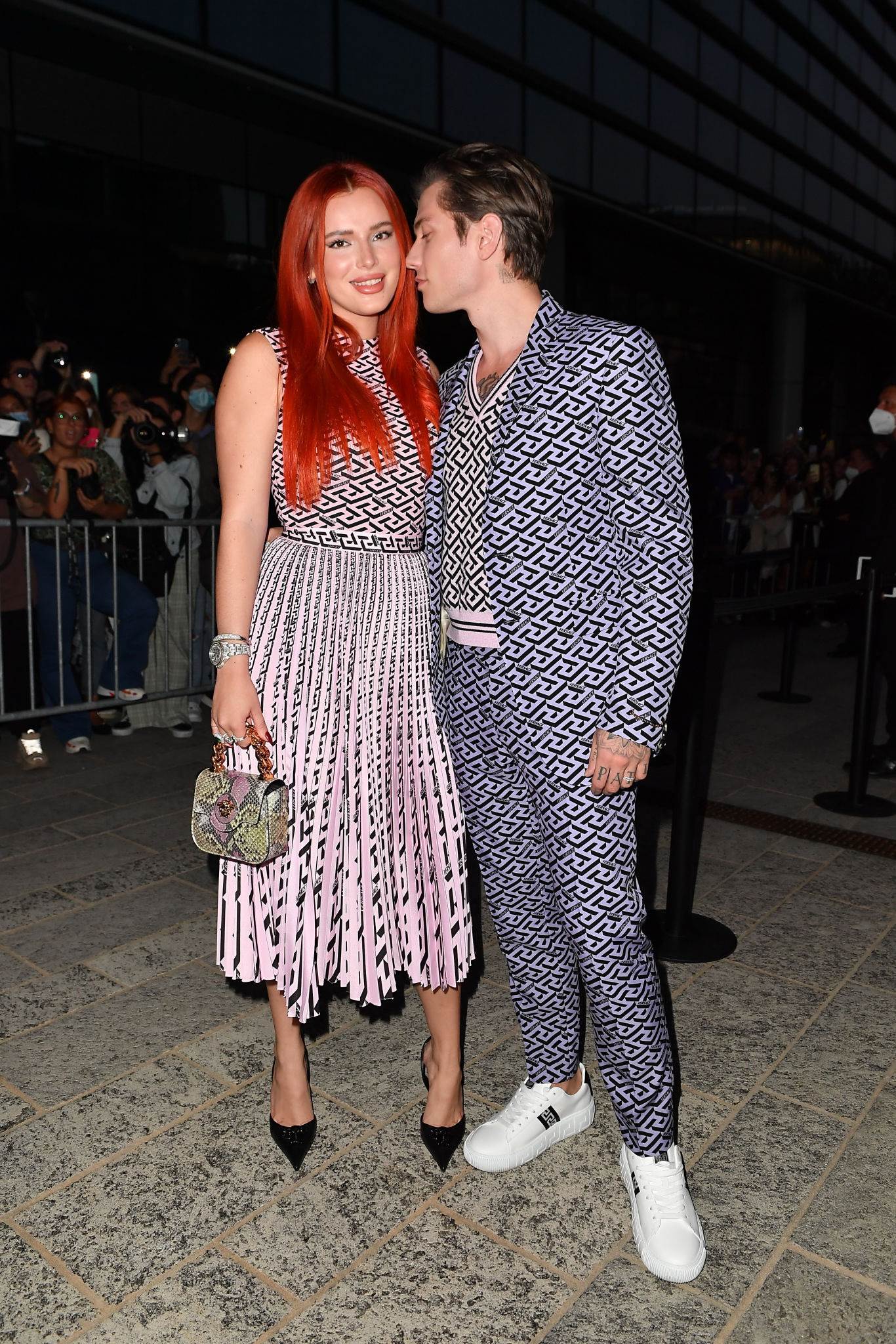 bellathornedaily_versaceshow_outside_28429.jpg