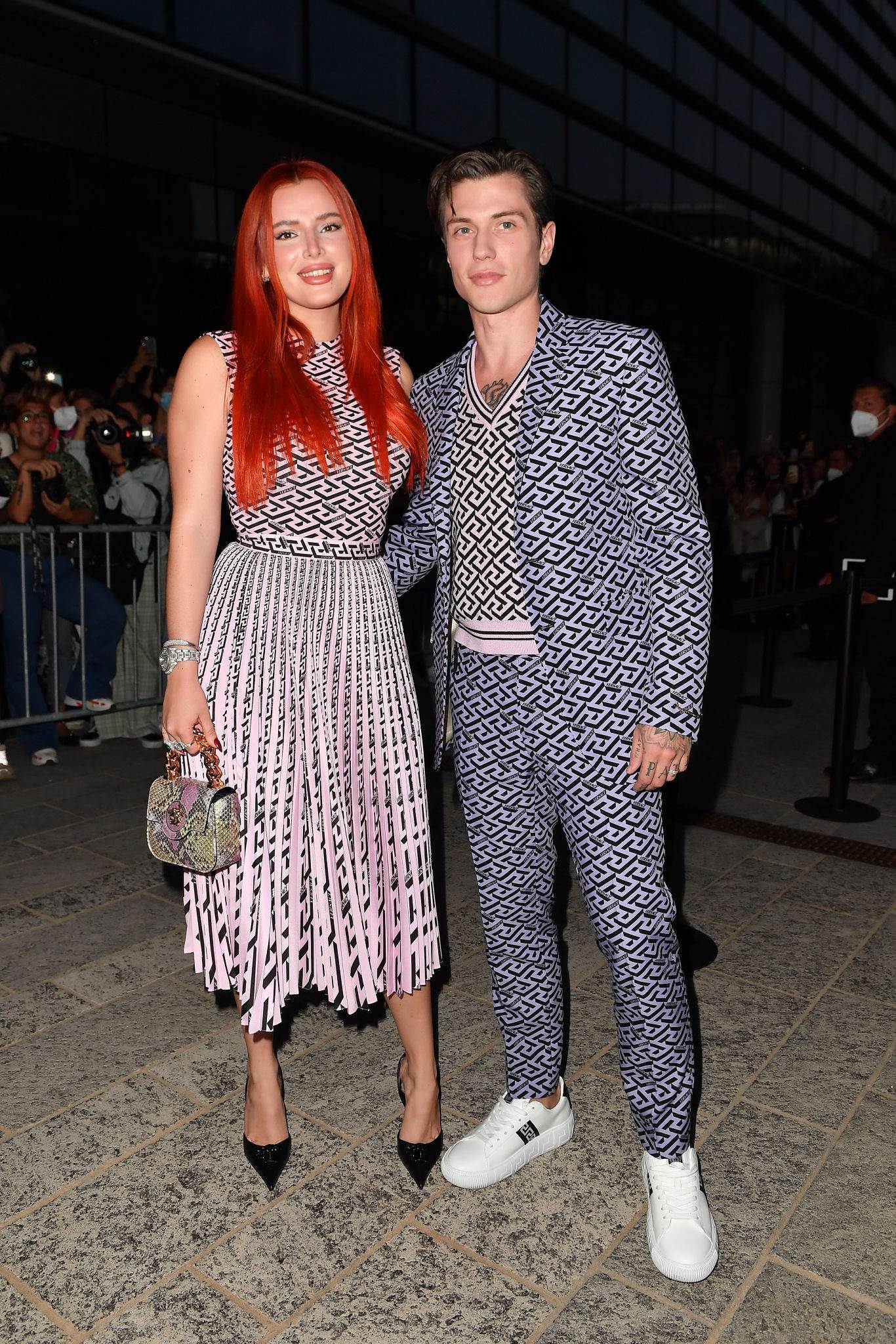 bellathornedaily_versaceshow_outside_28629.jpg