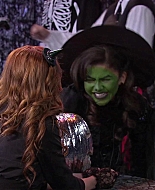 Shake_It_Up_S02E04_Beam_It_Up_1080p_BTD_000516.jpg