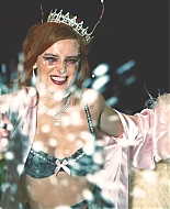 bellathornedaily_Lonely_mv_000107.jpg