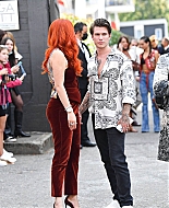 bellathornedaily_efronfashion_fw_milan_outside_28929.jpg