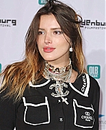 bellathornedaily_himherpremiere_germany_281229.jpg