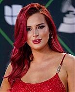 bellathornedaily_latingrammys_redcarpet_281029.jpg