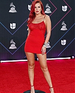 bellathornedaily_latingrammys_redcarpet_281429.jpg