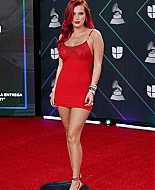bellathornedaily_latingrammys_redcarpet_281529.jpg
