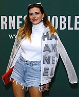bellathornedaily_signingherbook_thegrove_28529.jpg