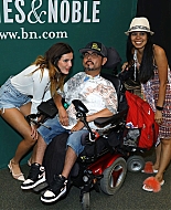 bellathornedaily_signingherbook_thegrove_28729.jpg