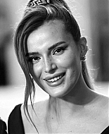 bellathornedaily_timeisup_premiere_redcarpet_rome_28629.jpg