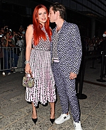 bellathornedaily_versaceshow_outside_28429.jpg